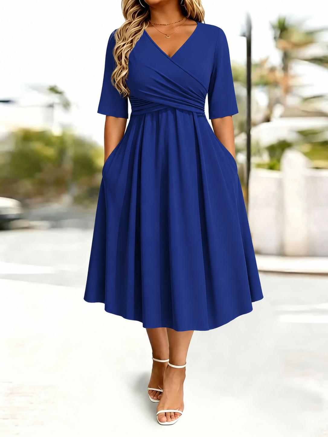 Tailliertes Kleid mit Herzdekoration