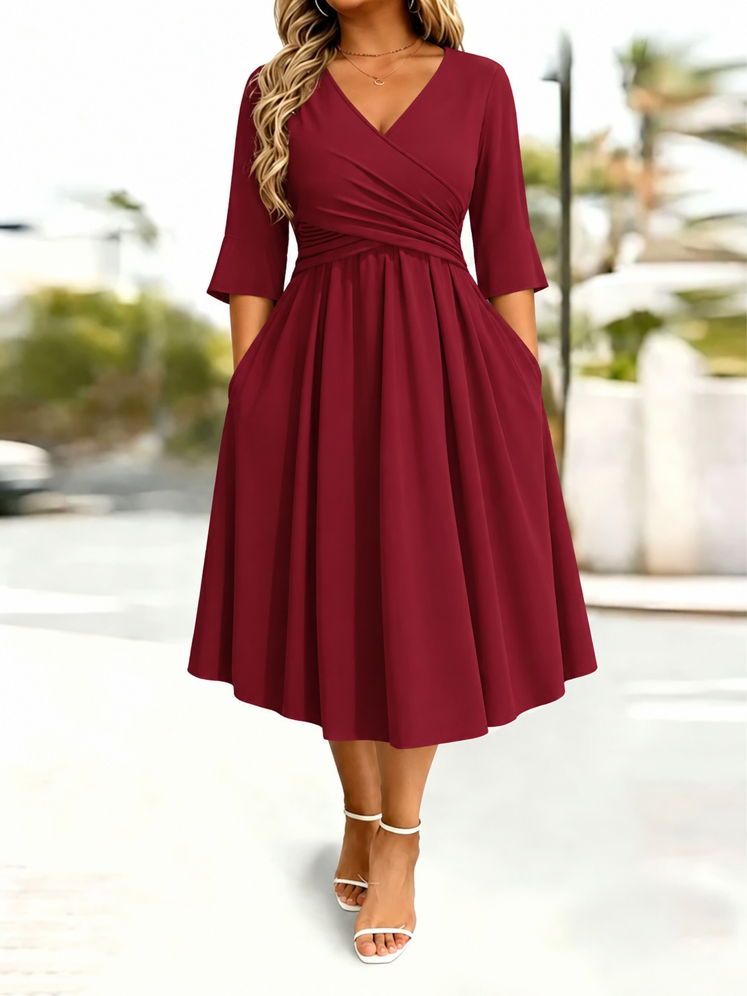 Tailliertes Kleid mit Herzdekoration