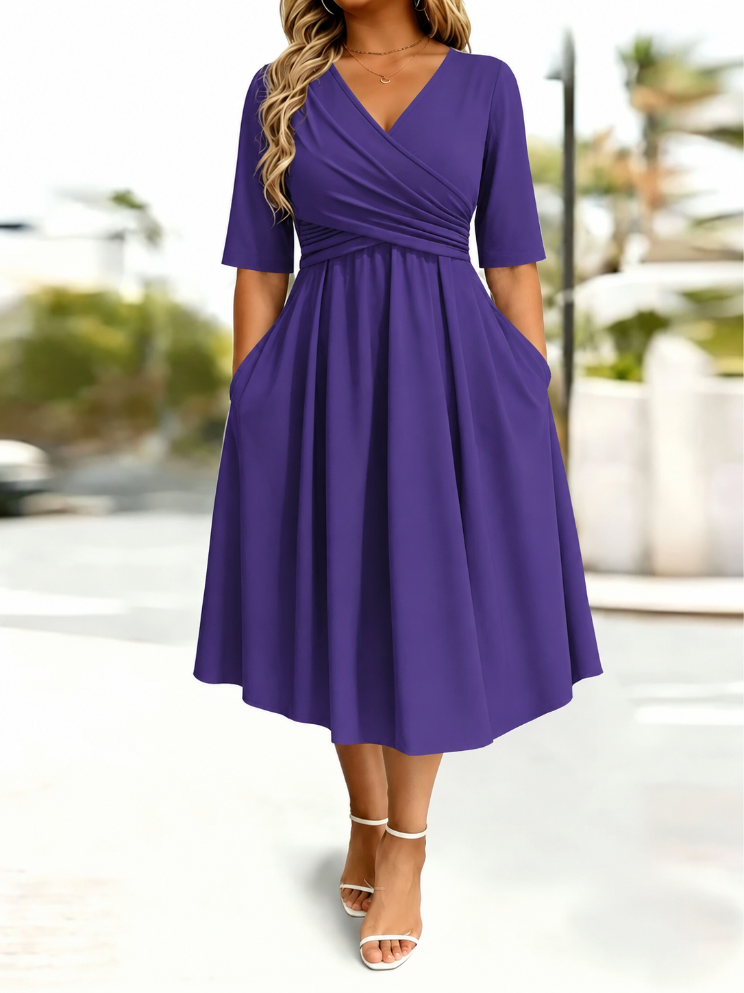 Tailliertes Kleid mit Herzdekoration