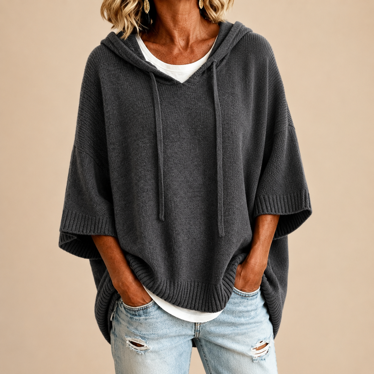 Poncho aus Strick mit Kapuze