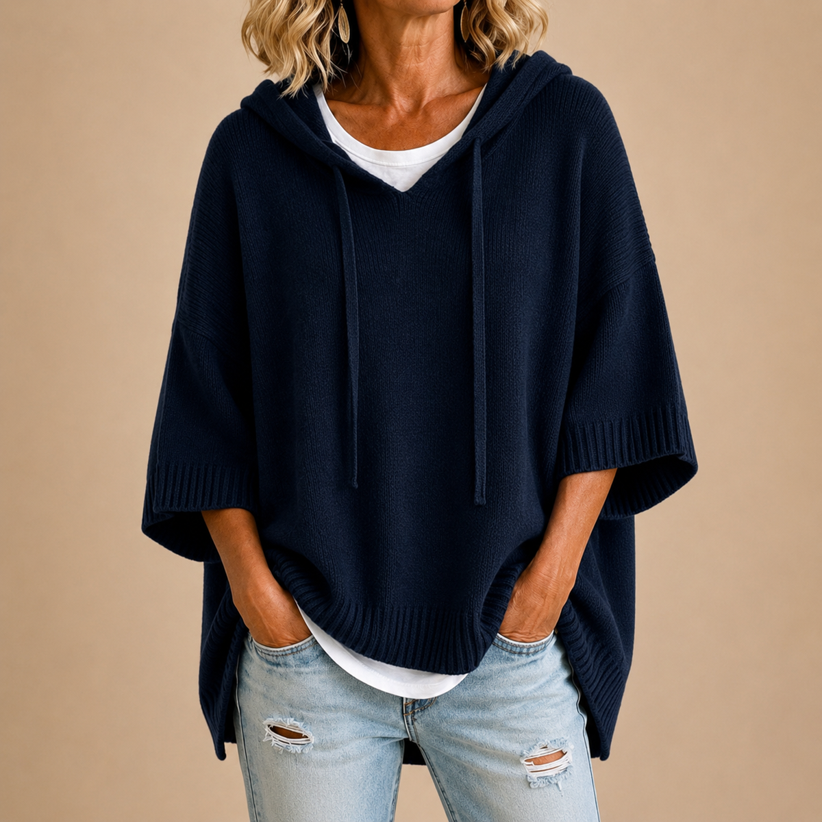Poncho aus Strick mit Kapuze