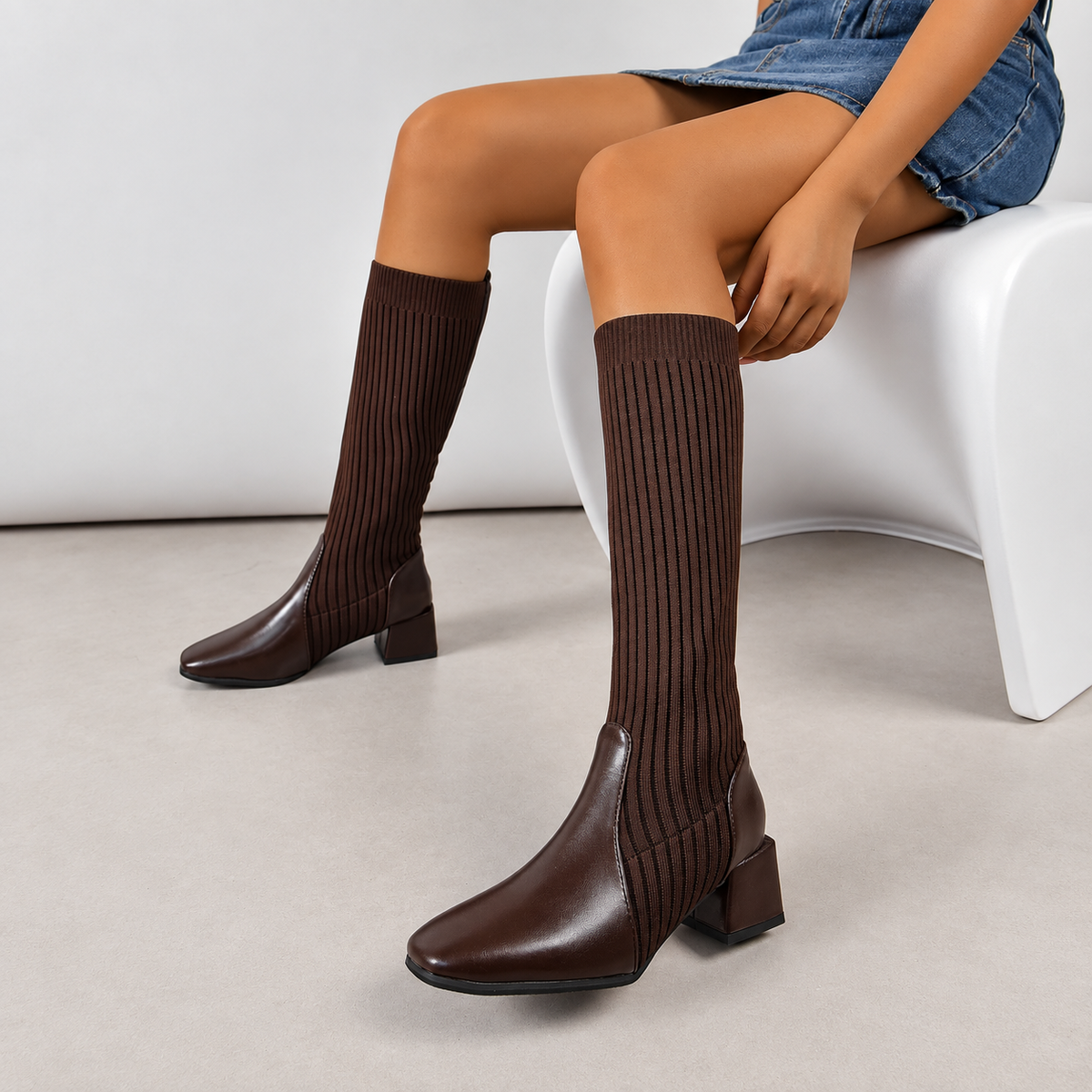 Hohe dehnbare Stiefel für kräftige Waden