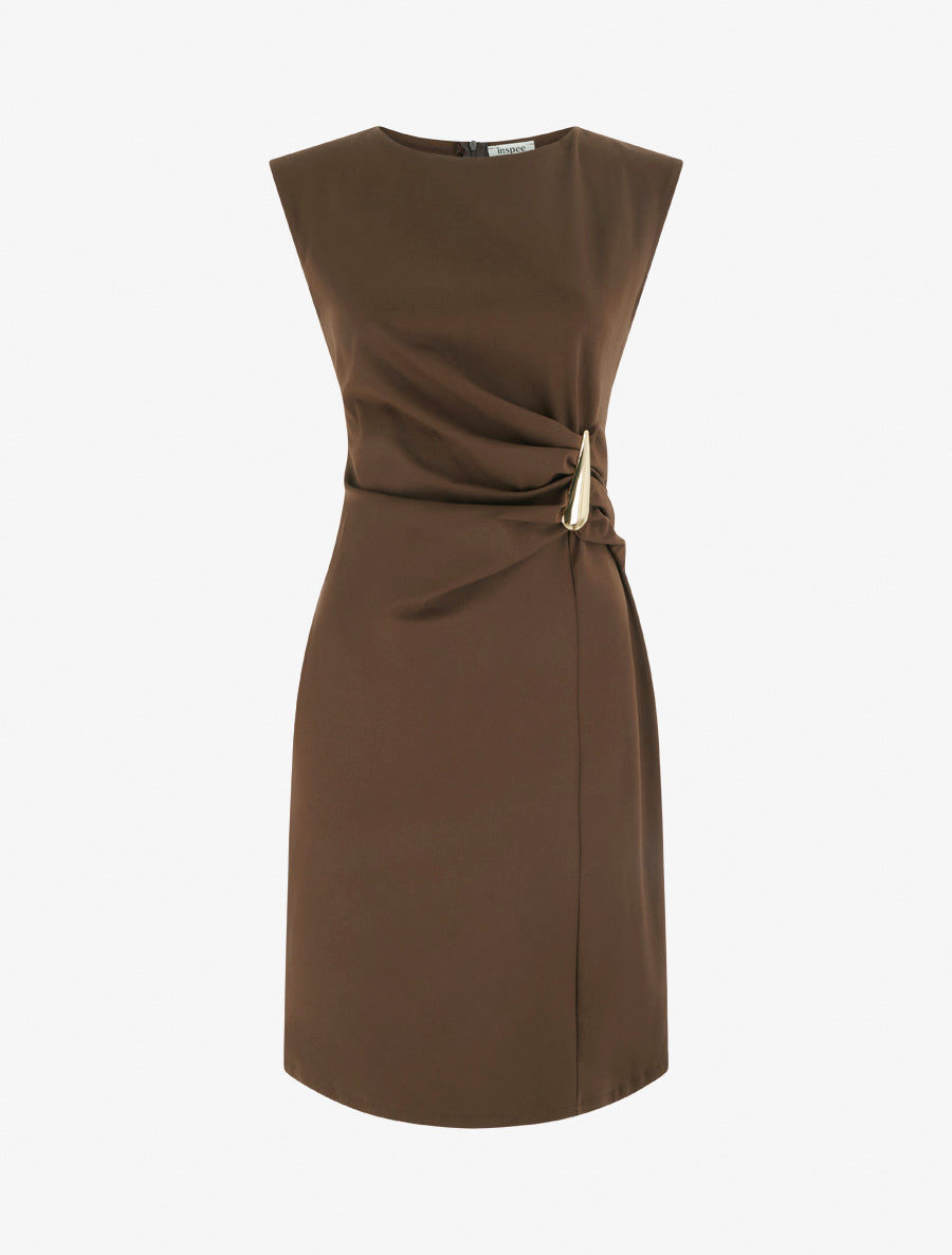 Figurbetontes Kleid mit dekorativem Schmuckdetail - Braun