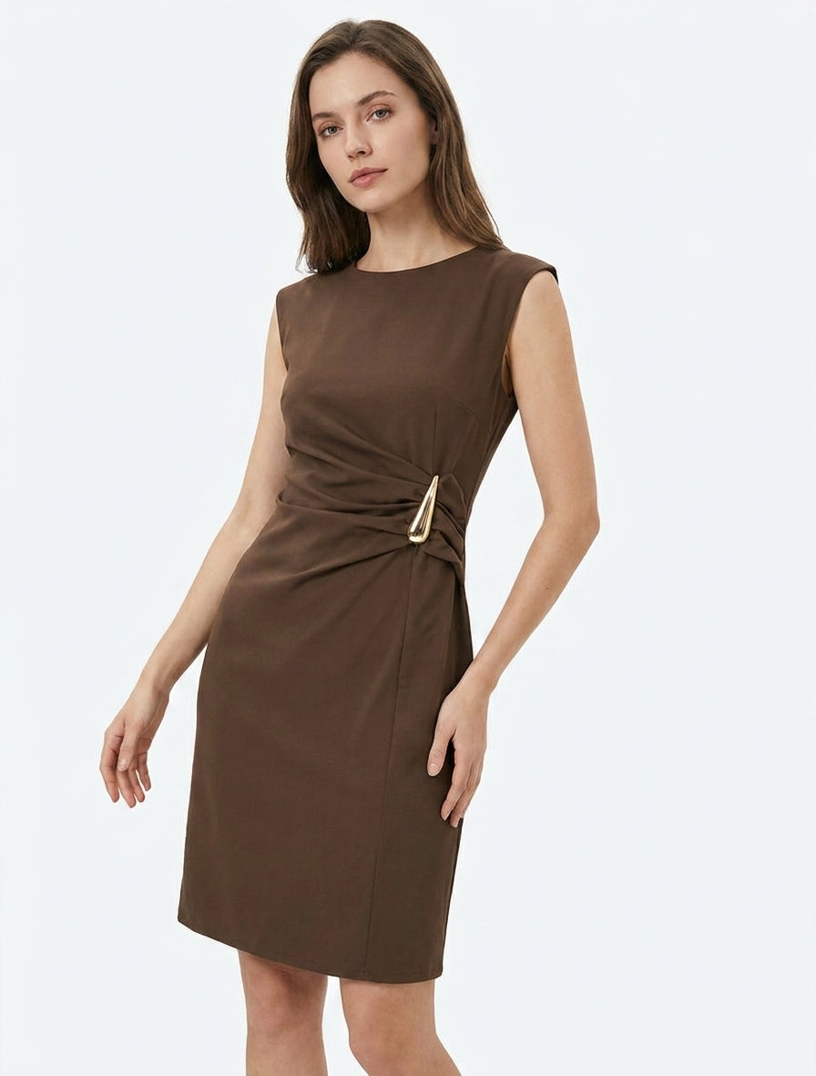 Figurbetontes Kleid mit dekorativem Schmuckdetail - Braun