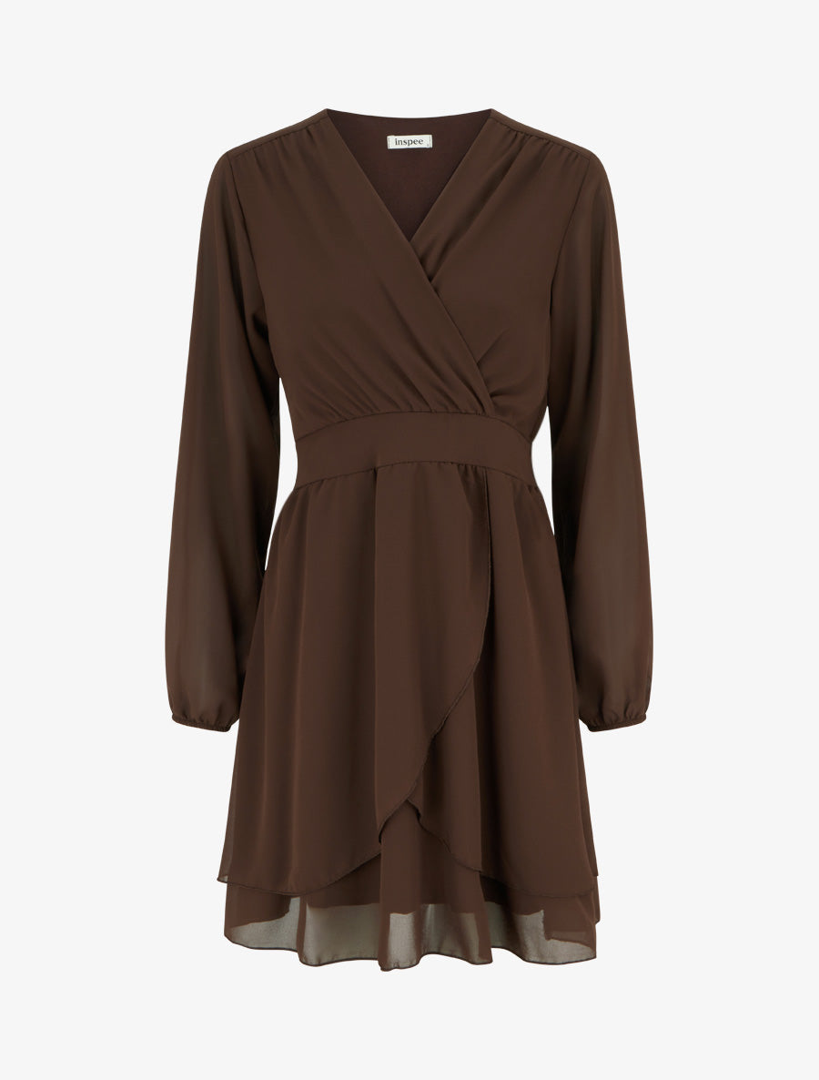 Wickelkleid mit Cache-Cœur ausgestellt