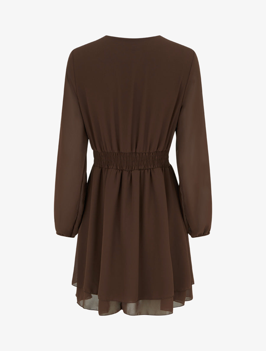 Wickelkleid mit Cache-Cœur ausgestellt