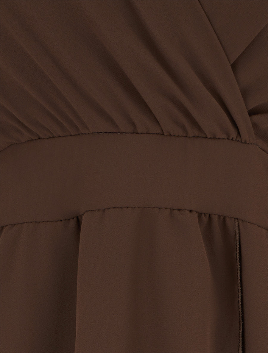 Wickelkleid mit Cache-Cœur ausgestellt