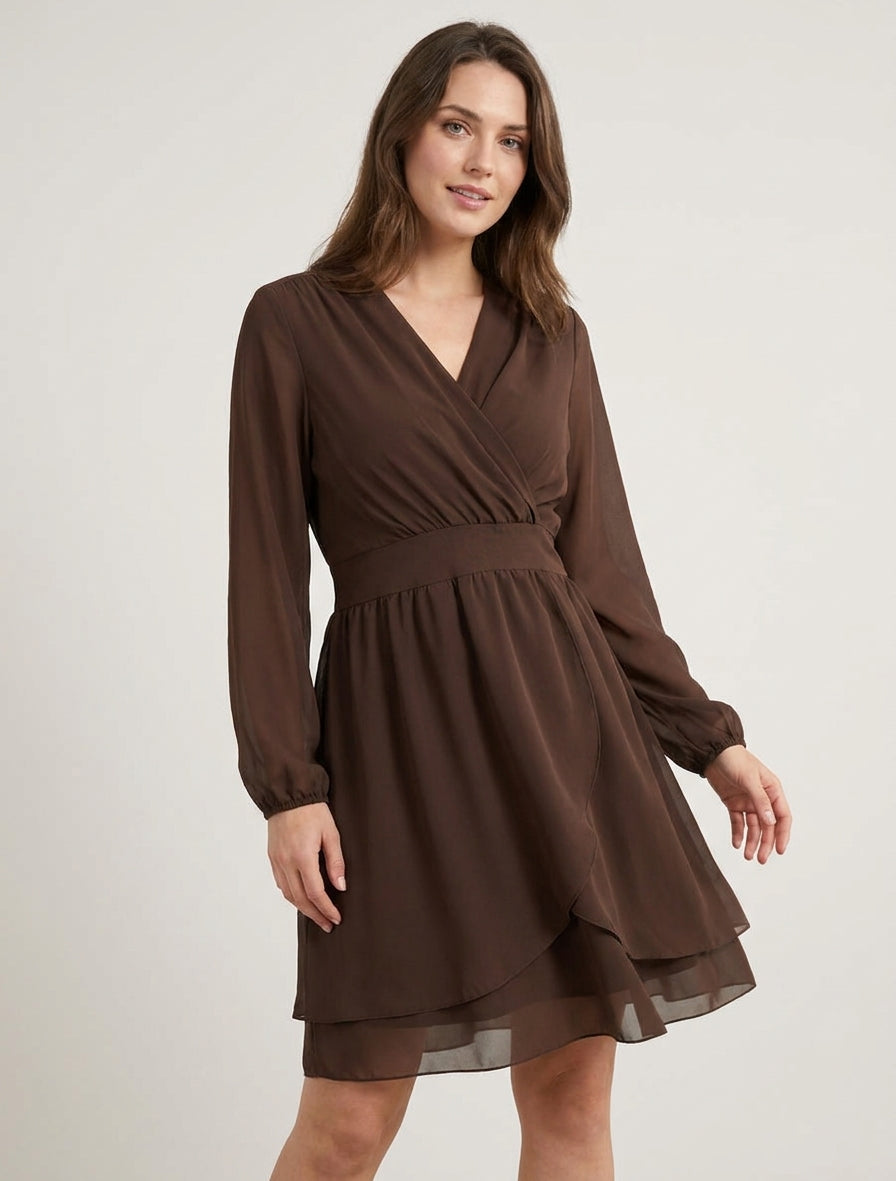 Wickelkleid mit Cache-Cœur ausgestellt