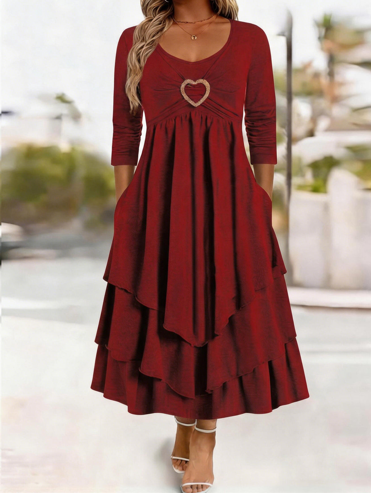 Tailliertes Kleid mit Herzdekoration