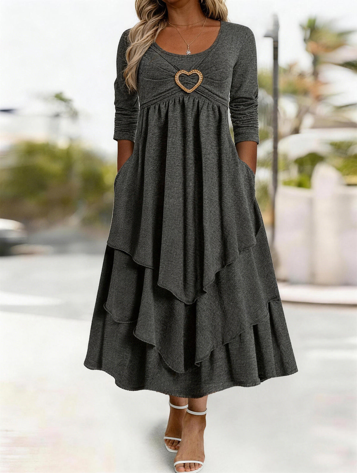 Tailliertes Kleid mit Herzdekoration