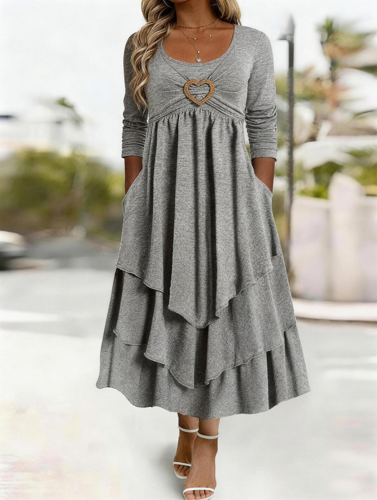 Tailliertes Kleid mit Herzdekoration
