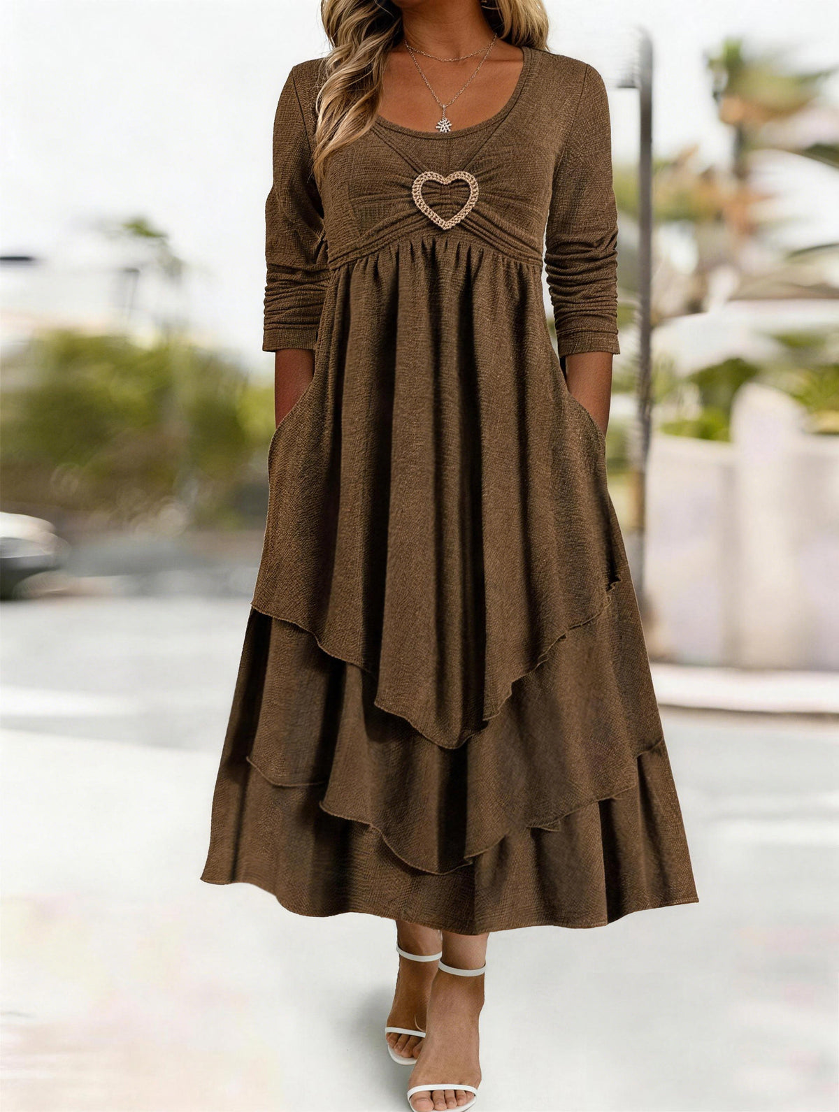 Tailliertes Kleid mit Herzdekoration