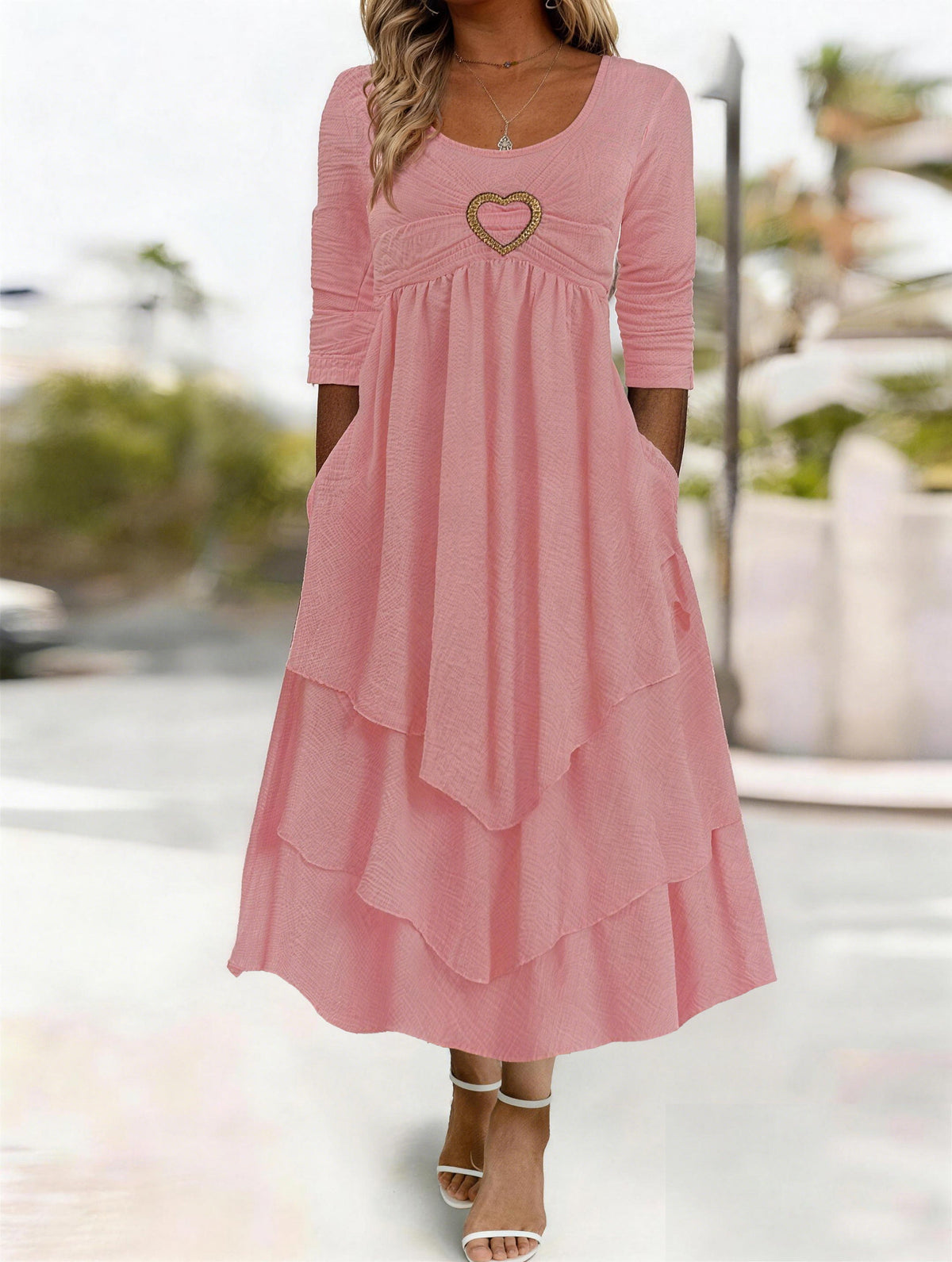 Tailliertes Kleid mit Herzdekoration
