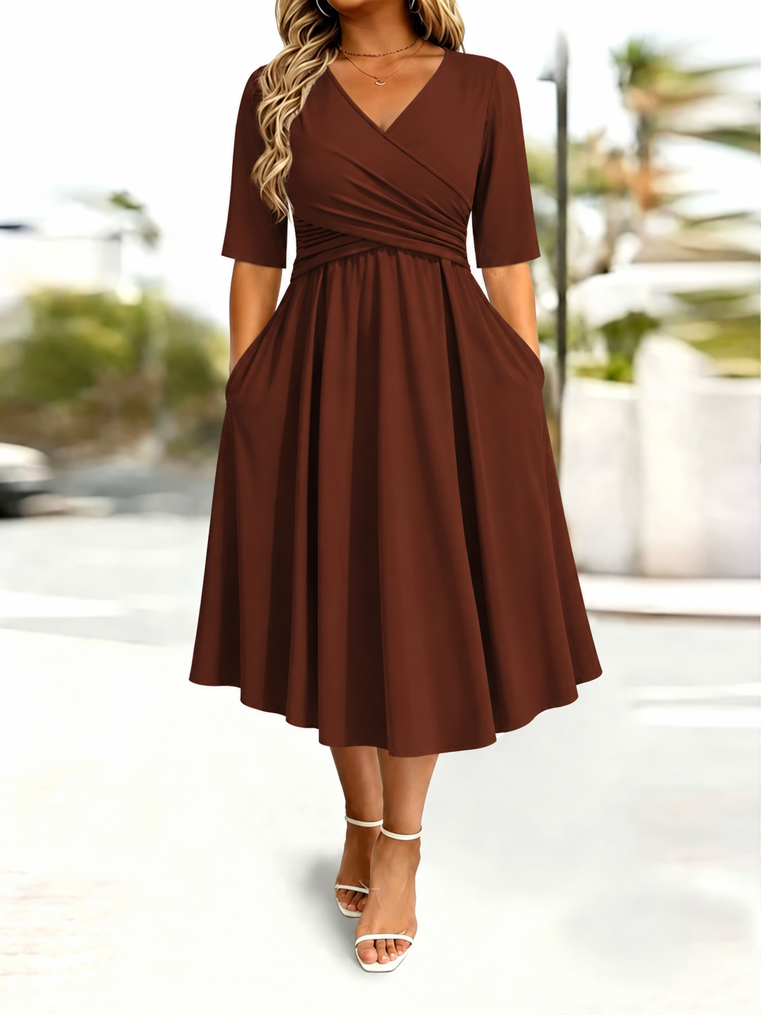 Tailliertes Kleid mit Herzdekoration