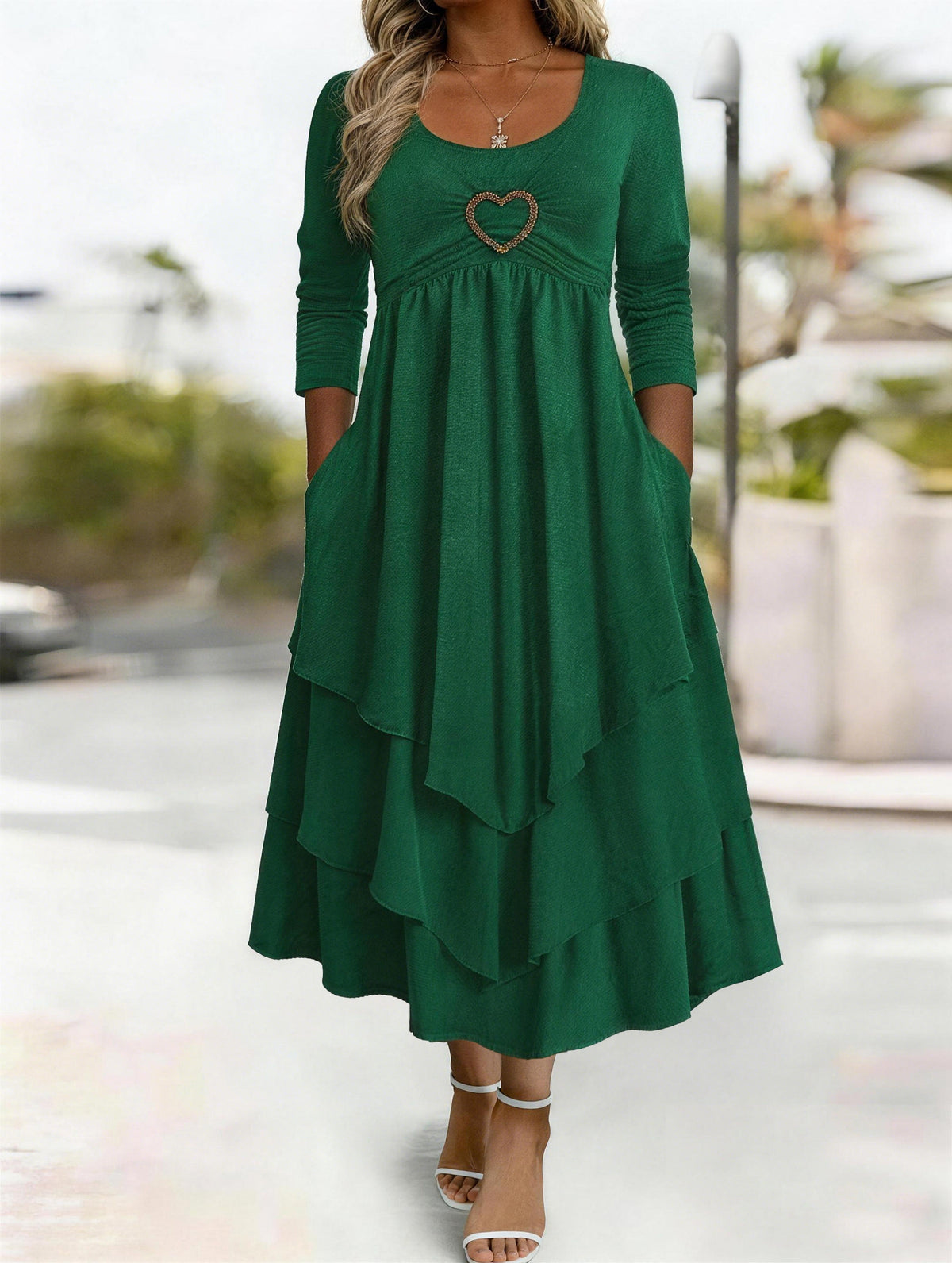 Tailliertes Kleid mit Herzdekoration