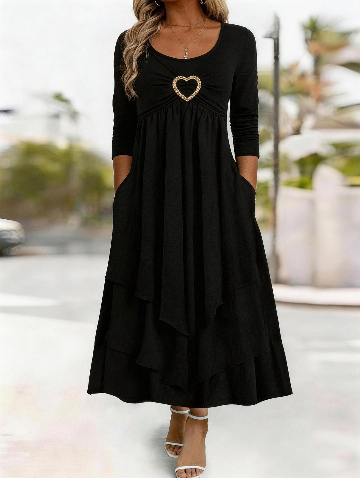 Tailliertes Kleid mit Herzdekoration