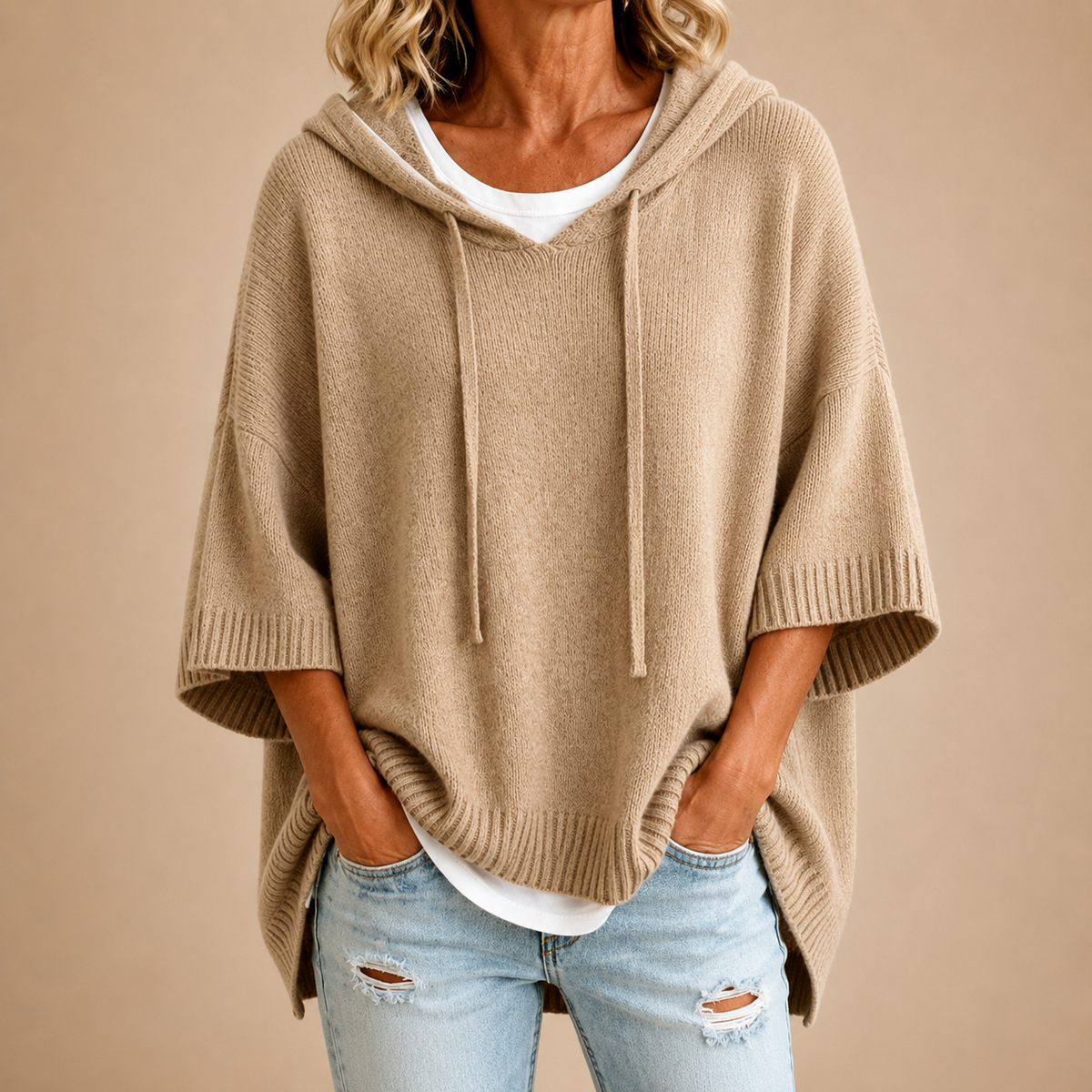 Poncho aus Strick mit Kapuze