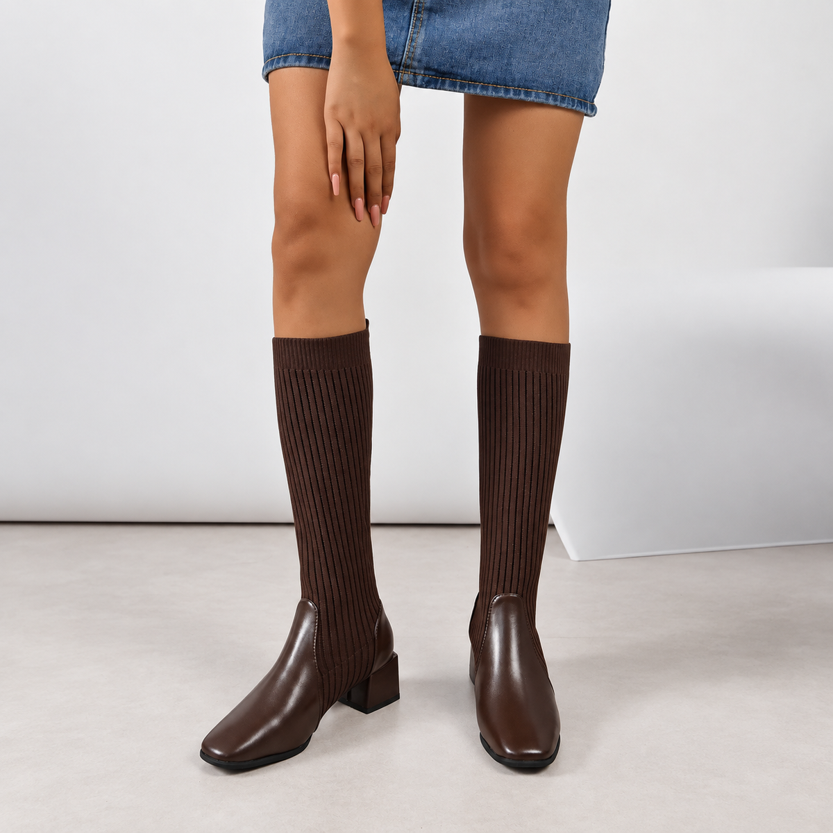 Hohe dehnbare Stiefel für kräftige Waden