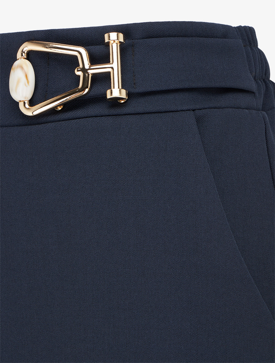 Fließende High-Waist-Hose mit Schmuckdetail