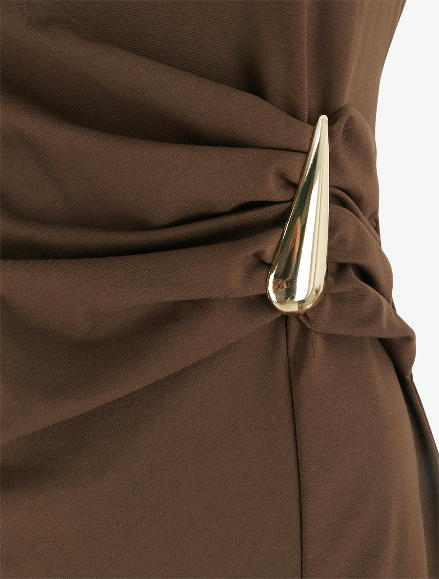 Figurbetontes Kleid mit dekorativem Schmuckdetail - Braun