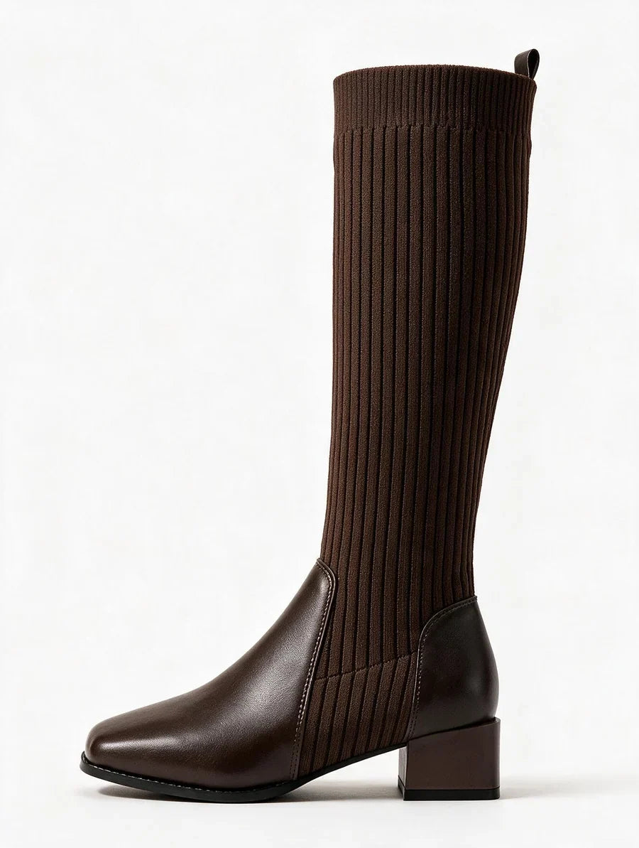Hohe dehnbare Stiefel für kräftige Waden