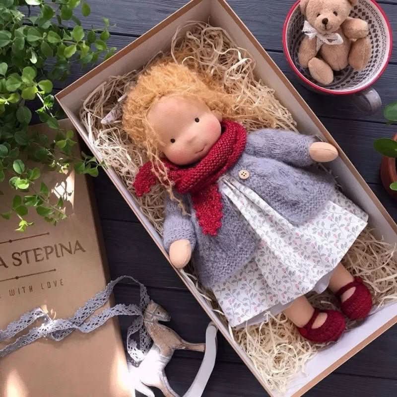 Selina Handgefertigte Waldorf-Puppe aus Baumwolle
