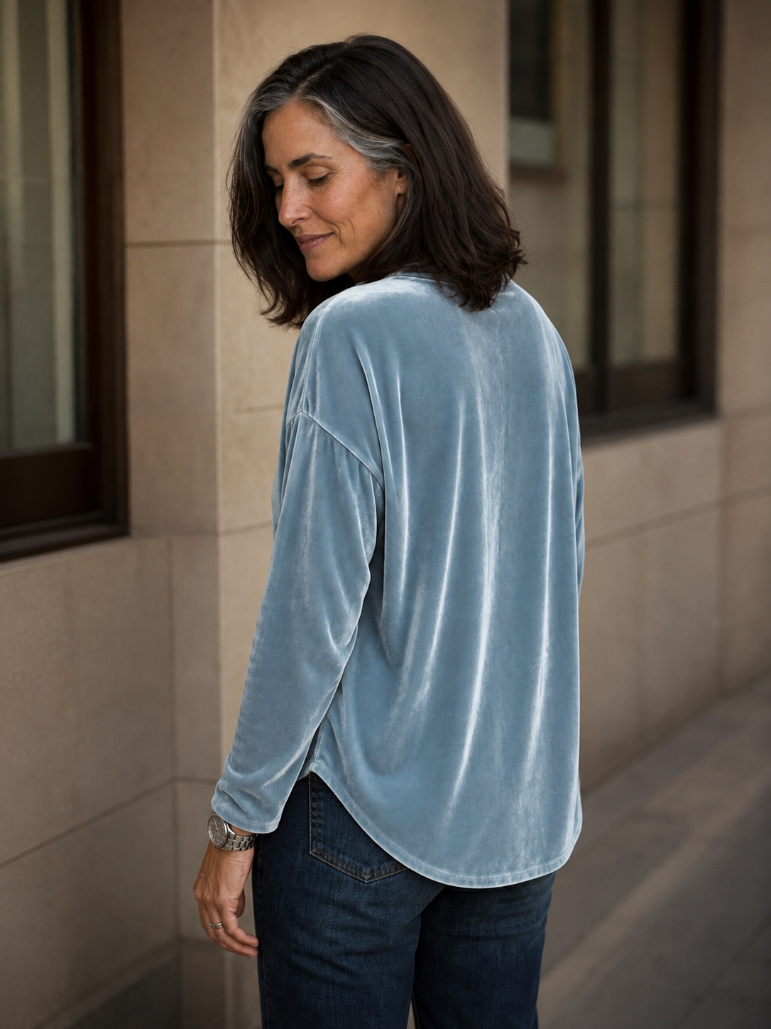 Samt-Bluse mit Schleifenkragen in entspannter Passform