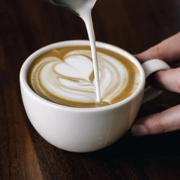 Milchkännchen für Latte Art mit Messmarkierungen